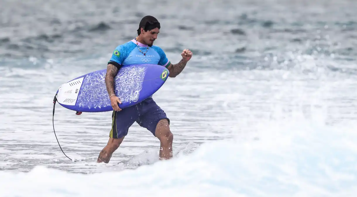 MAR MELHORA, E GABRIEL MEDINA GANHA MEDALHA DE BRONZE APÓS VENCER PERUANO