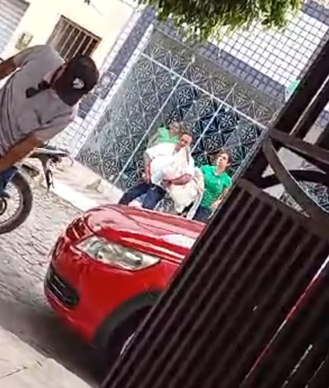 PREFEITO DE SÃO JOSÉ DO CAMPESTRE FAZ GESTO OBSCENO PARA HOMEM; VEJA VÍDEO