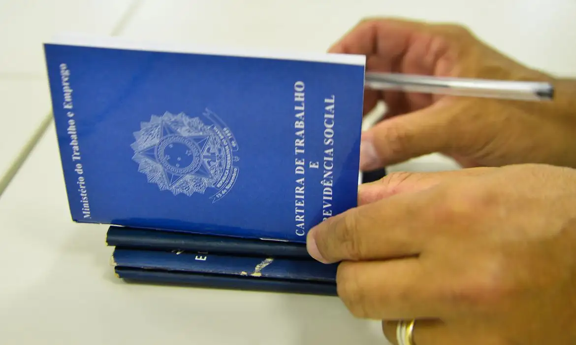 IBGE: DESENPREGO CAI PARA 6,6% NO TRIMESTRE ENCERRADO EM AGOSTO