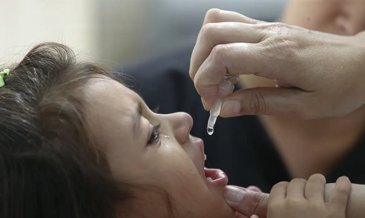 SETE EM CADA DEZ MUNICÍPIOS TÊM RISCO ALTO OU MUITO ALTO PARA PÓLIO