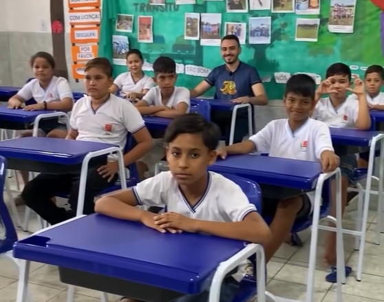 VÍDEO: PREFEITO RAULISON RIBEIRO VAI A DOIS LAJEDOS E REALIZA ENTREGA DE NOVAS CARTEIRAS PARA ESCOLA DA COMUNIDADE