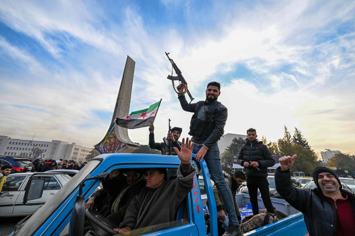 REBELDES SÍRIOS ANUNCIAM DEPOSIÇÃO DO GOVERNO DE ASSAD