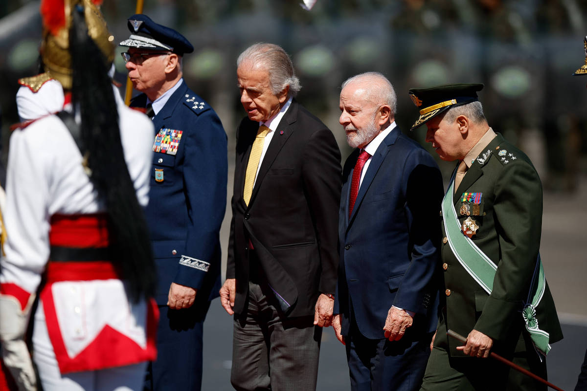 73% DOS BRASILEIROS APOIAM IDADE MÍNIMA DE 55 ANOS PARA APOSENTADORIA MILITAR