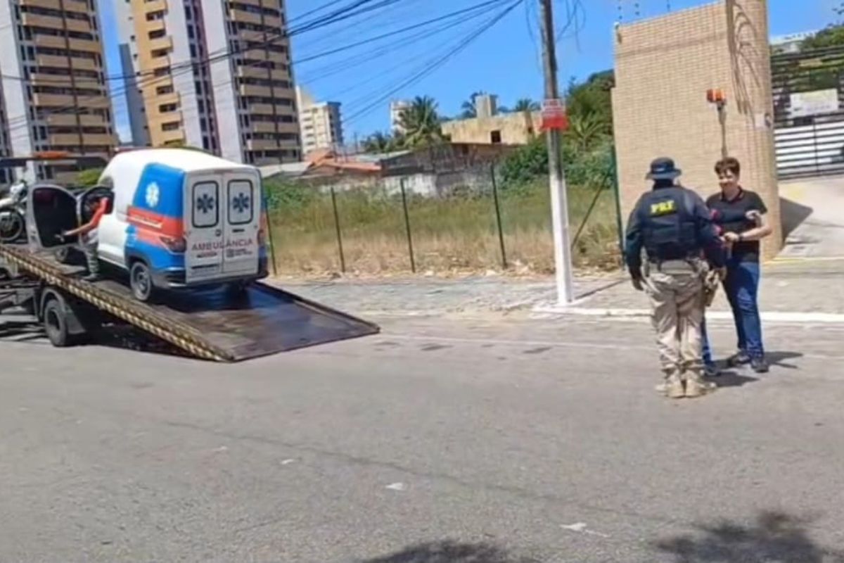 PRF RECOLHE AMBULÂNCIA DO INTERIOR DO RN QUE CIRCULAVA EM MAU ESTADO DE CONSERVAÇÃO