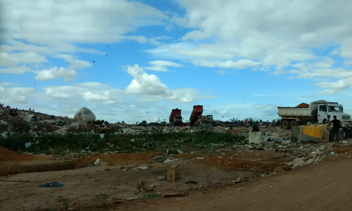 MAIS DE 41% DOS RESÍDUOS URBANOS TIVERAM DESTINAÇÃO INADEQUADA EM 2023