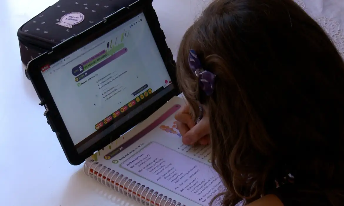 USO INADEQUADO DA INTERNET PODE EFETAR SAÚDE, DIZ ESPECIALISTA