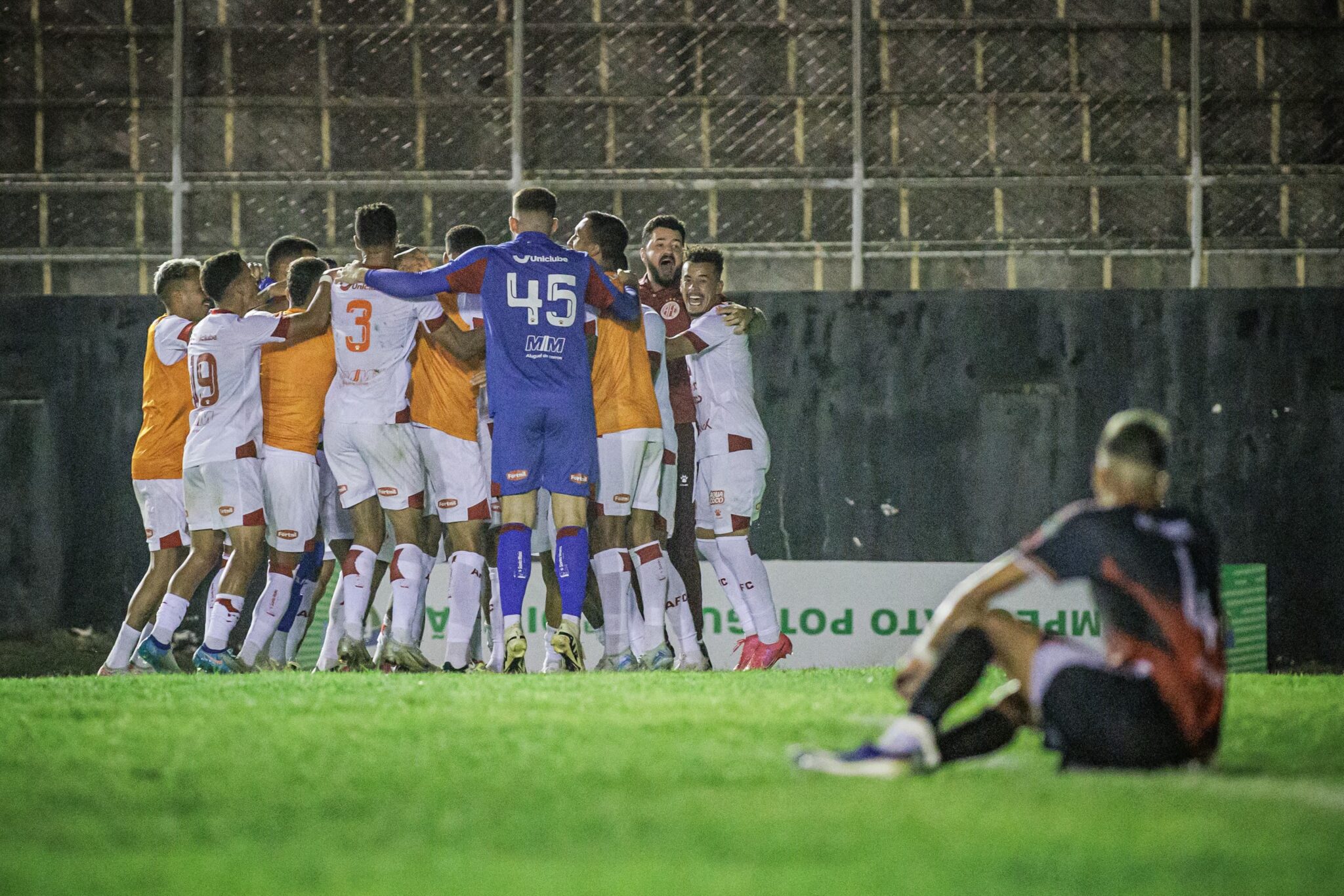 AMÉRICA VENCE DE VIRADA E ASSUME LIDERANÇA ISOLADA DO ESTADUAL