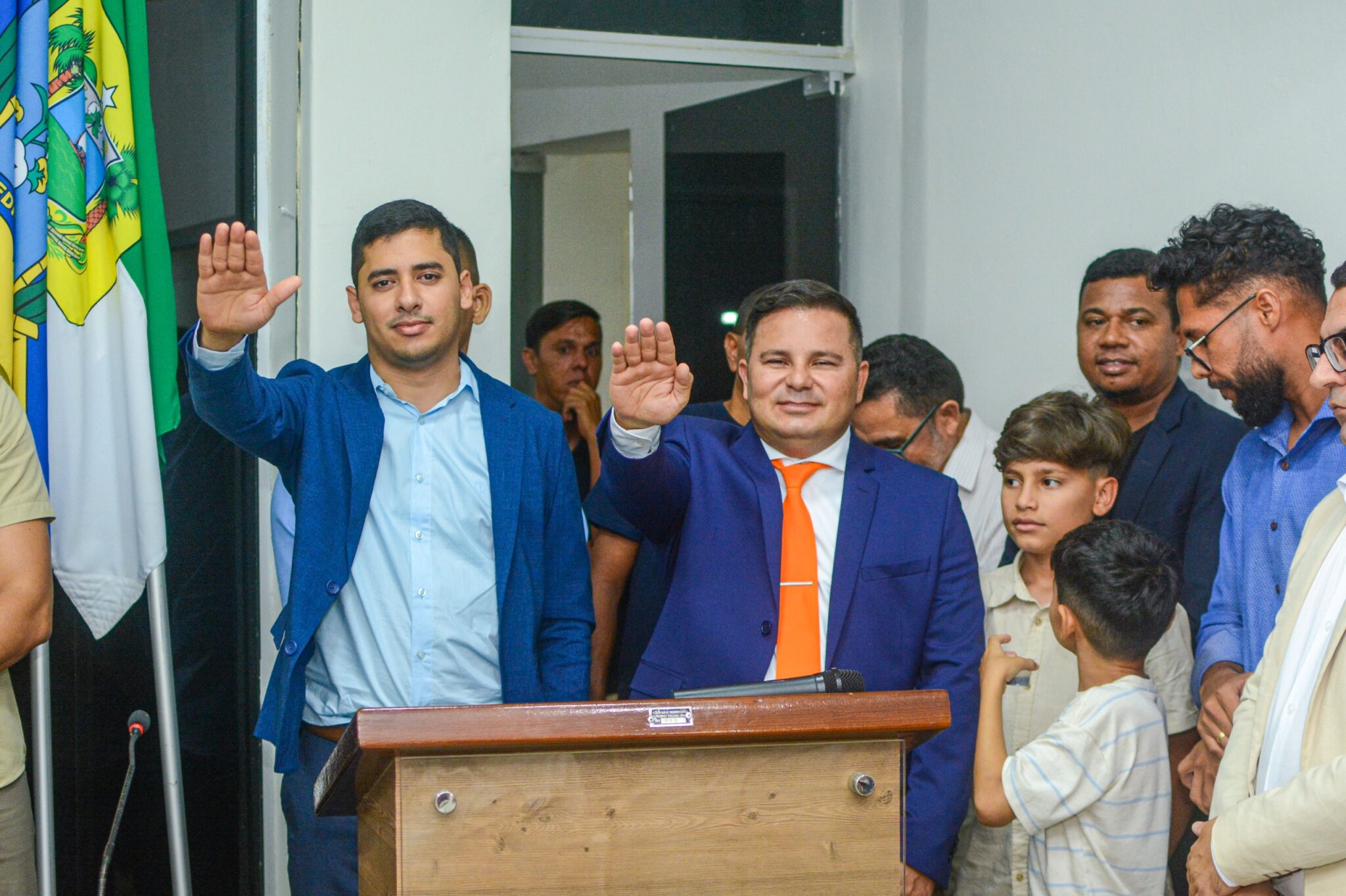 JUNIOR BALADA E JADER MARQUES SÃO EMPOSSADOS PREFEITO E VICE-PREFEITO DE PEDRO VELHO