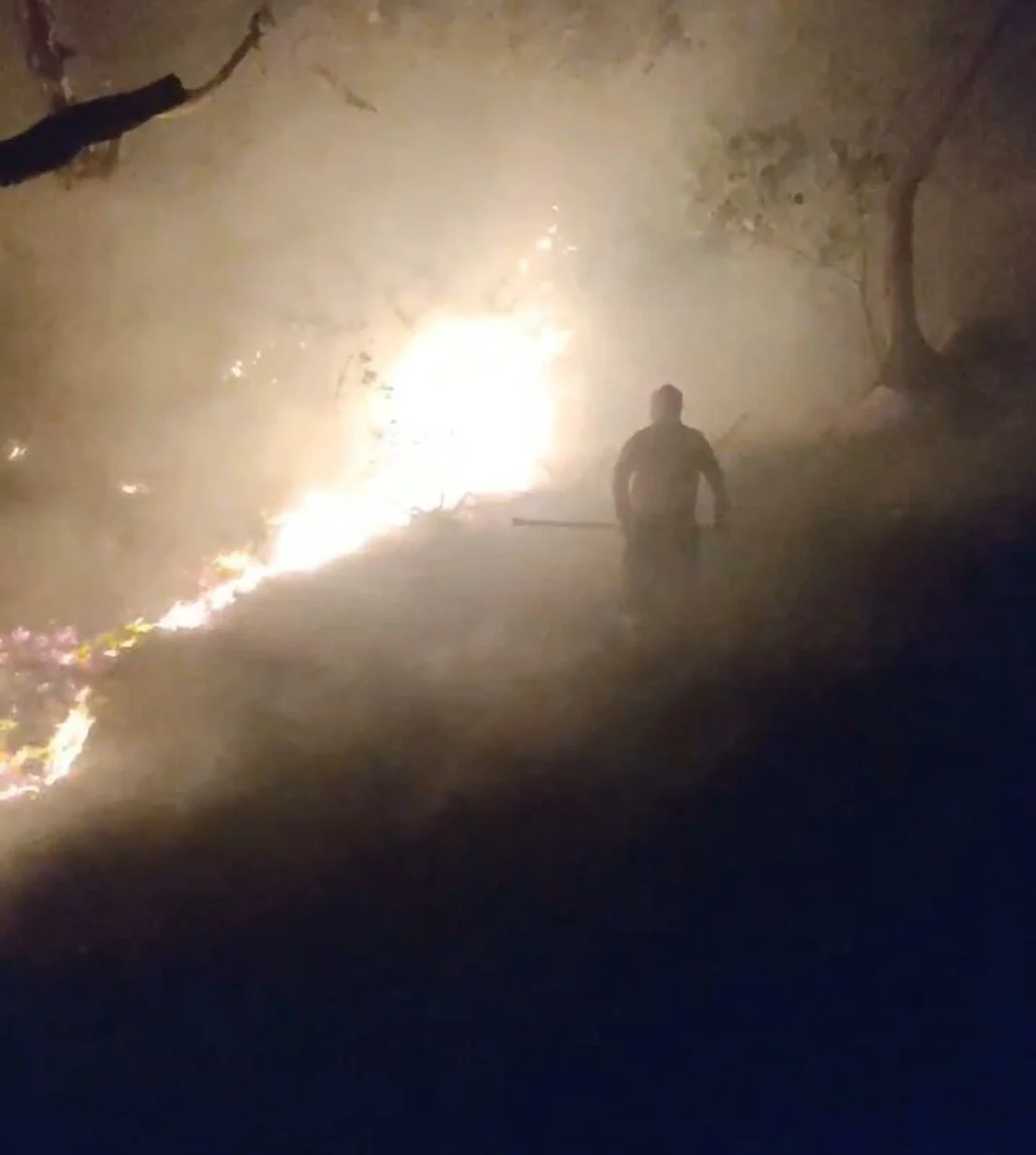 INCÊNDIO NA PEDRA DO CHAPÉU MOBILIZA BOMBEIROS DO RN HÁ MAIS DE 20 HORAS