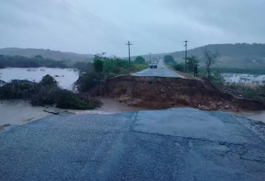 TRÊS PESSOAS MORREM APÓS TRECHO DE RODOVIA CEDER DURANTE FORTES CHUVAS EM SERGIPE