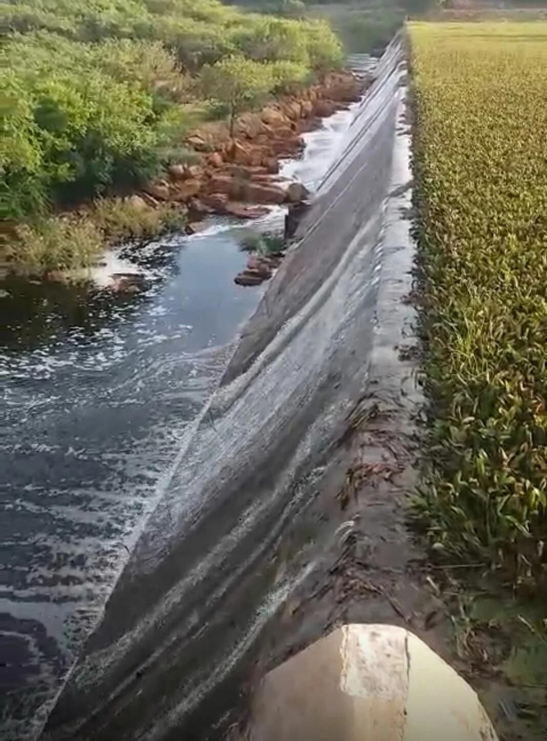 AÇUDE EM SERRA NEGRA DO NORTE É O PRIMEIRO RESERVATÓRIO DO RN A SANGRAR; VEJA VÍDEO