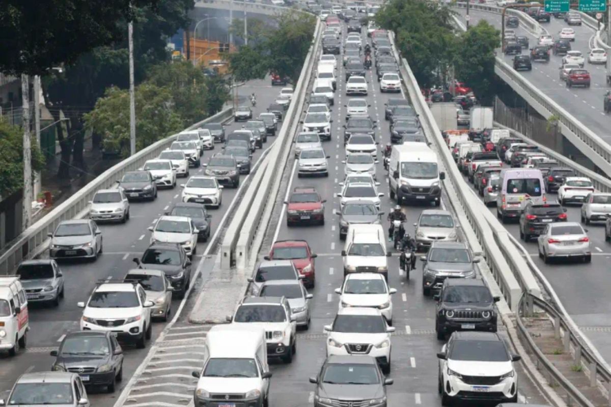 CARROS ELÉTRICOS JÁ REPRESENTAM 7% DA FROTA NO BRASIL E BATEM RECORDE DE VENDAS