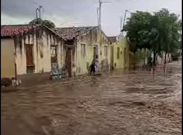 [ VÍDEO ]: CHUVA FORTE ALAGA RUAS E INVADE CASAS EM OURO BRANCO, NO RN