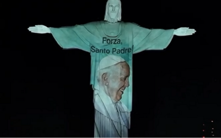 IMAGEM DO PAPA FRANCISCO É PROJETADA NO CRISTO REDENTOR