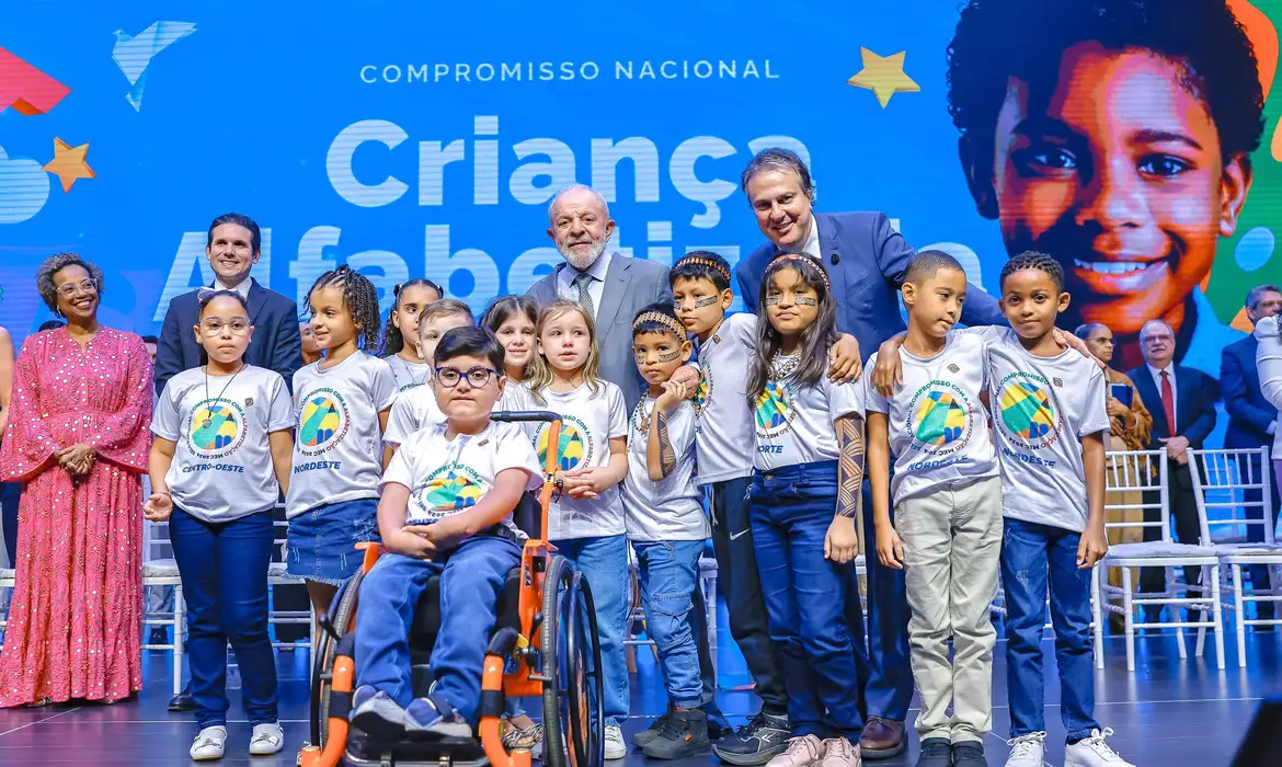 LULA DIZ QUE BRASIL PODE ALFABETIZAR 80% DAS CRIANÇAS ATÉ 2030