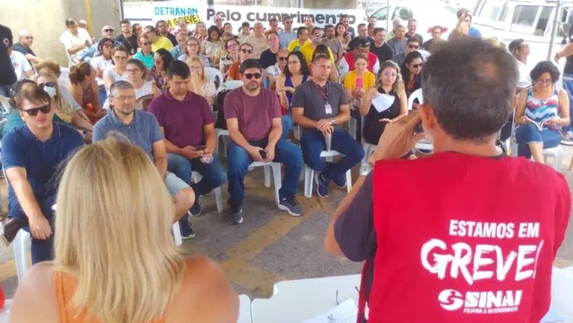 SERVIDORES DO DETRAN ENCERRAM GREVE APÓS ACORDO COM O GOVERNO