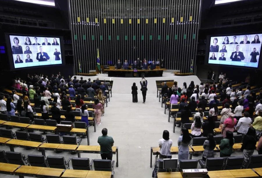 PEC DO 6X1 É PROTOCOLADA NA CÂMARA DOS DEPUTADOS