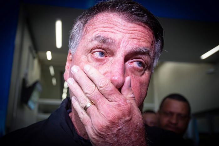 EM REUNIÃO FECHADA, BOLSONARO FALA SOBRE CHANCES DE FUGIR DO BRASIL