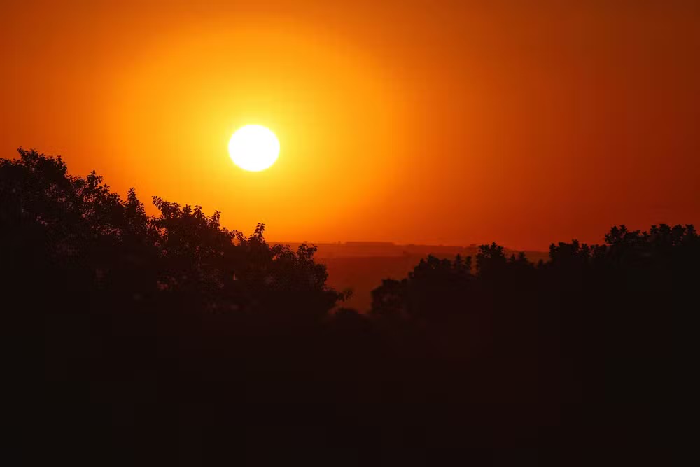 MAIS DE 6 MILHÕES DE BRASILEIROS VIVERAM 5 MESES SOB CALOR EXTREMO EM 2024