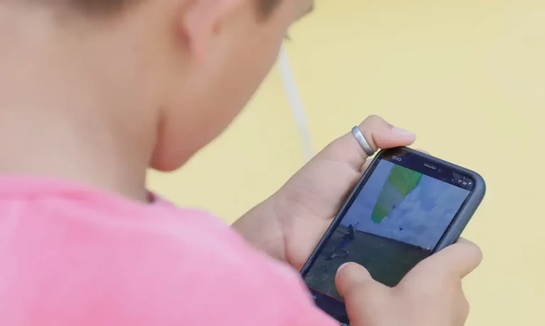 USO DE INTERNET POR CRIANÇAS ENTRE 6 E 8 ANOS DOBROU NA ÚLTIMA DÉCADA