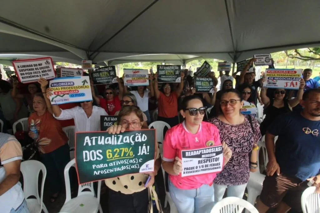 PROFESSORES DA REDE ESTADUAL APROVAM INDICATIVO DE GREVE