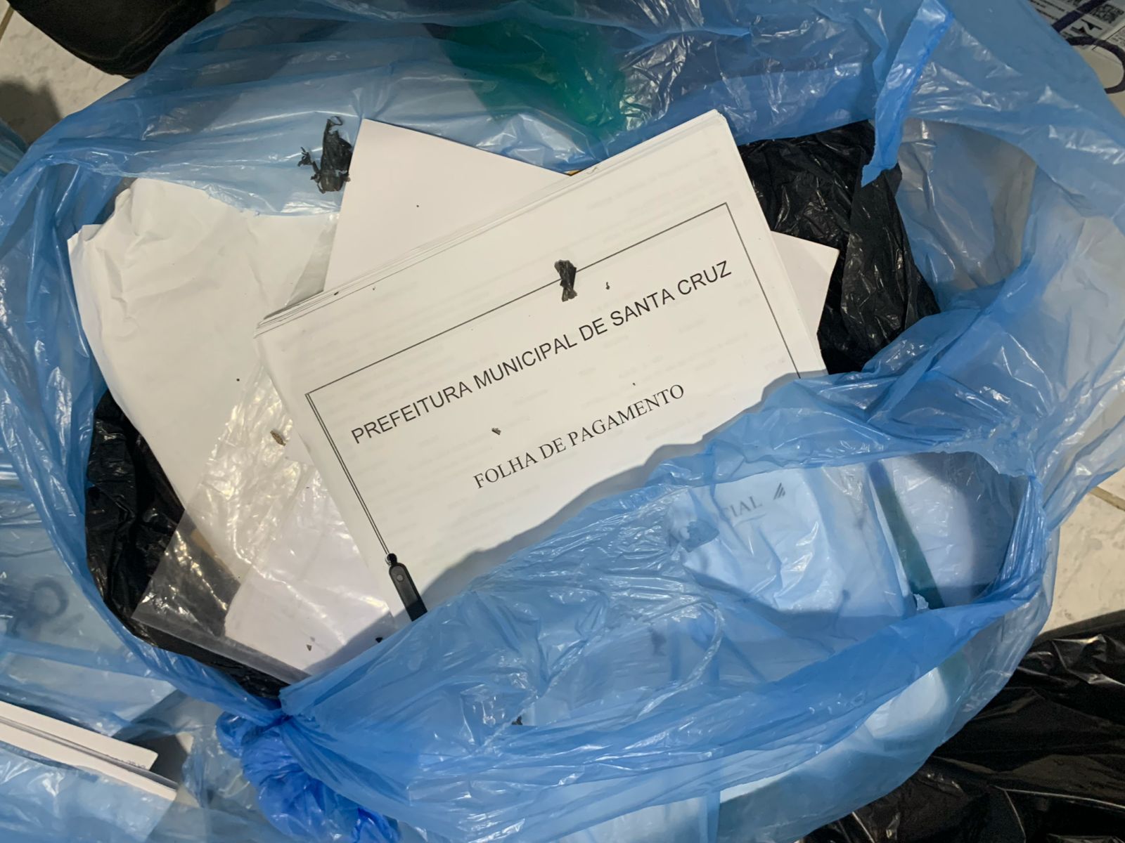 “OPERAÇÃO LINHA DE PRODUÇÃO”: POLÍCIA CIVIL DEFLAGRA AÇÃO CONTRA GRUPO SUSPEITO DE ADULTERAÇÃO E OCULTAÇÃO DE DOCUMENTOS PÚBLICOS NA PREFEITURA DE SANTA CRUZ