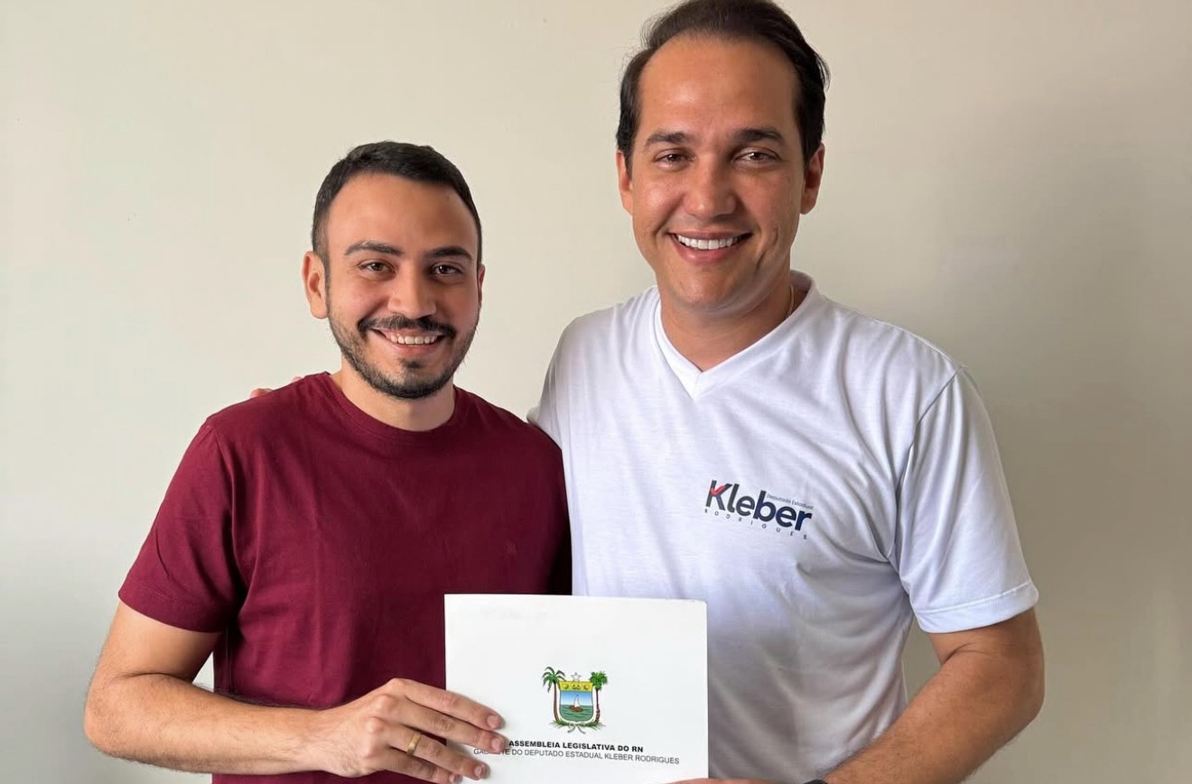 DEPUTADO KLEBER RODRIGUES ENTREGA AO PREFEITO RAULISON RIBEIRO EMENDA PARA CUSTEIOS NA SAÚDE DE SANTO ANTÔNIO