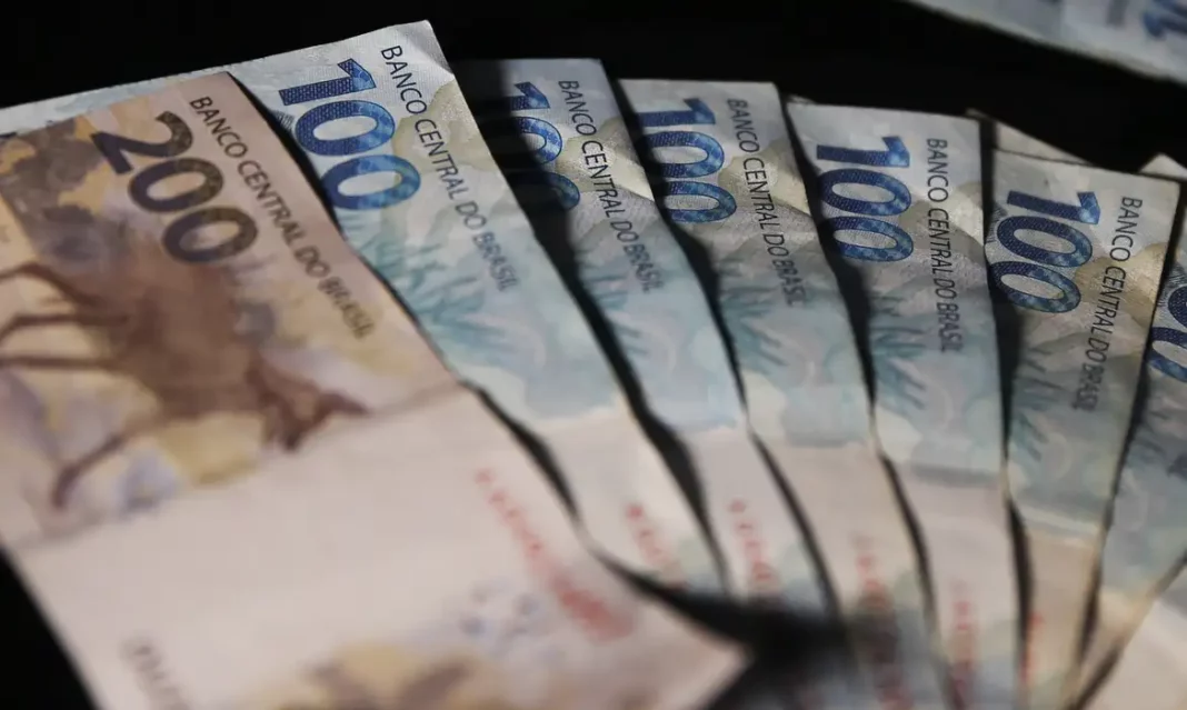 FAMÍLIAS ESTÃO MENOS ENDIVIDADAS E MAIS CAUTELOSAS COM GASTOS