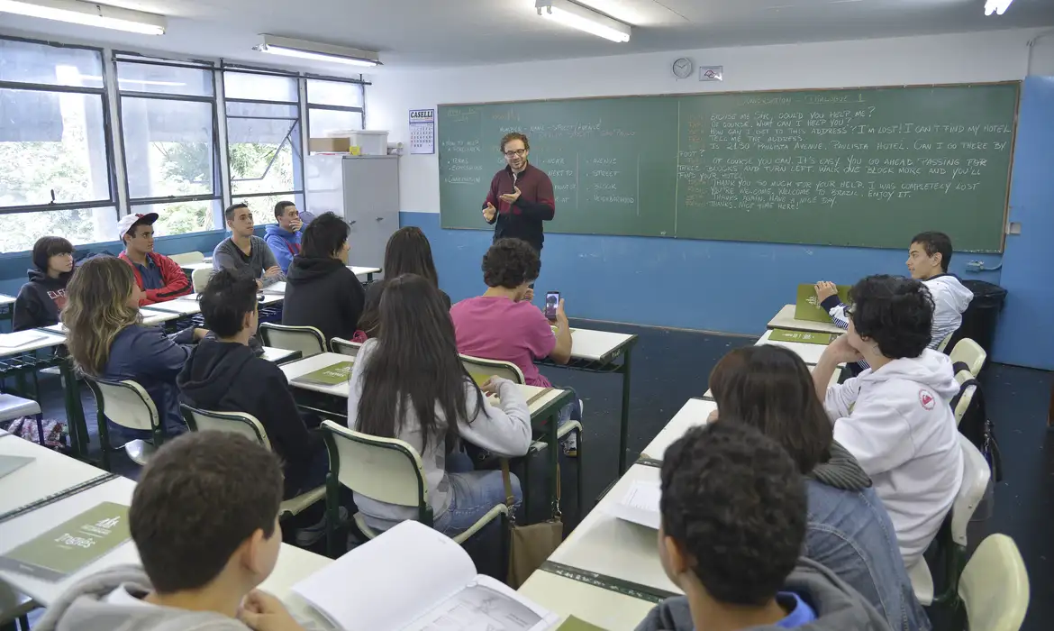 CÂMARA DOS DEPUTADOS APROVA PROPOSTA QUE PROÍBE ESCOLAS DE RECUSAR MATRÍCULAS