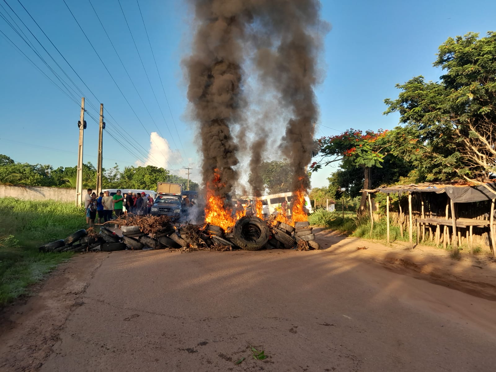 MANIFESTANTES FECHAM A RN-160, EM MACAÍBA, EM PROTESTO PELAS PÉSSIMAS CONDIÇÕES DA ESTRADA