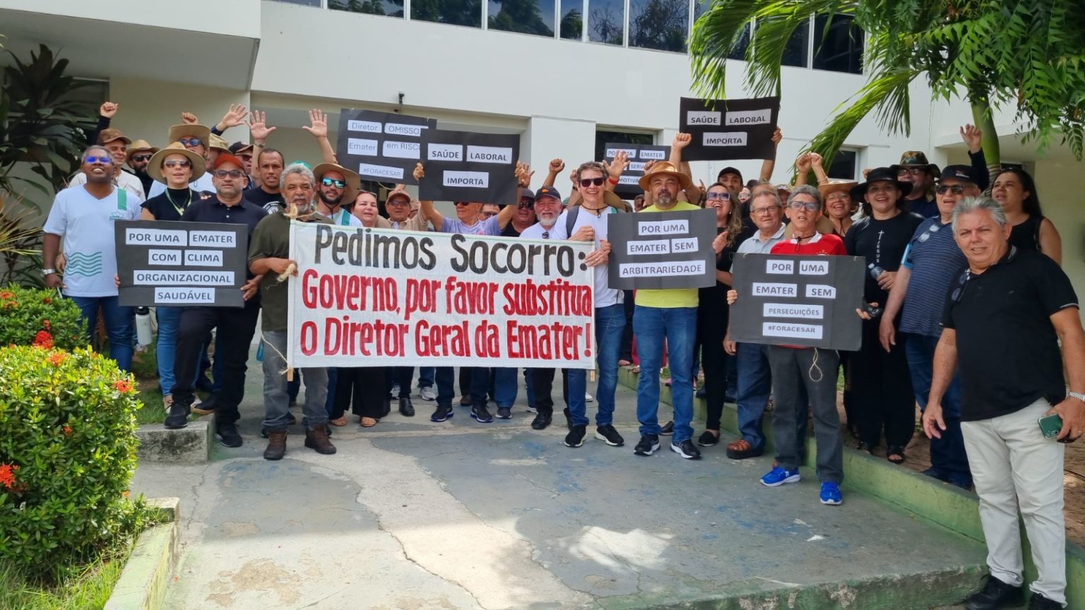 SERVIDORES DA EMATER FAZEM ATO NA GOVERNADORIA E PEDEM, MAIS UMA VEZ, MUDANÇA NA DIREÇÃO GERAL