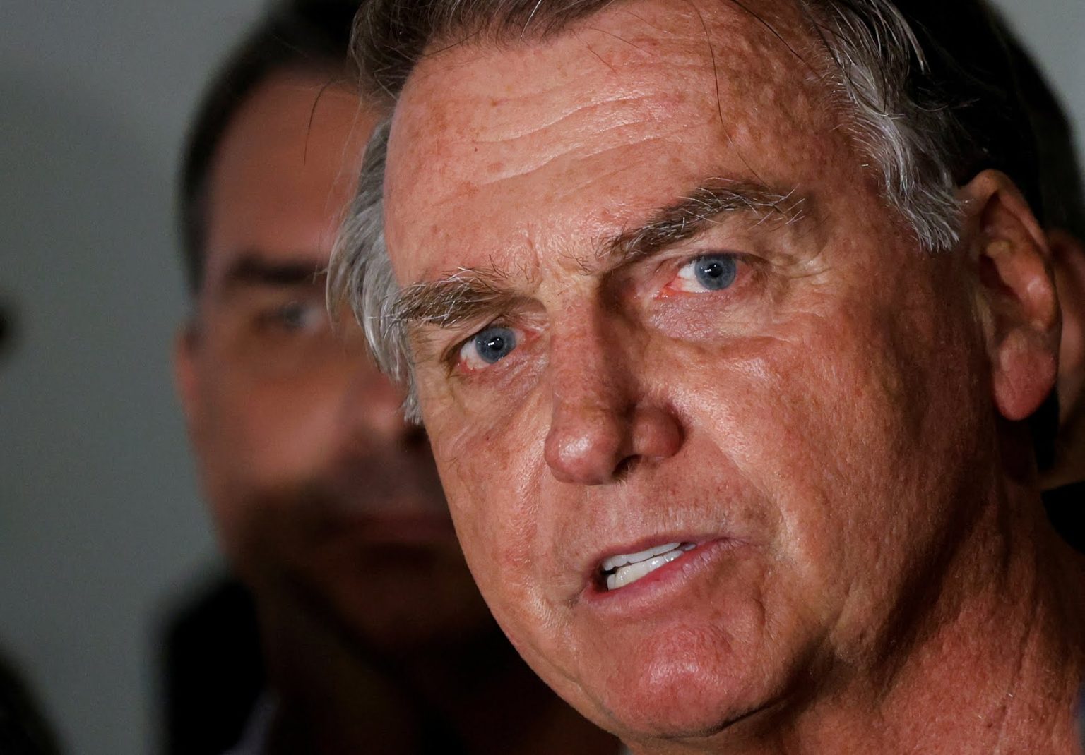BOLSONARO APRESENTA DEFESA PEDINDO JULGAMENTO EM PLENÁRIO