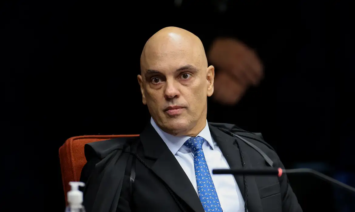 MORAES ARQUIVA INVESTIGAÇÃO CONTRA BOLSONARO POR FRAUDE EM CARTÃO DE VACINAÇÃO