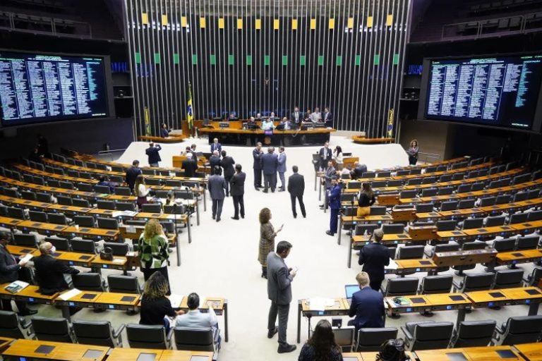 CÂMARA VAI DEBATER NESTE SEMESTE SE AUMENTA NÚMERO DE DEPUTADOS OU REDISTRIBUI VAGAS ENTRE ESTADOS