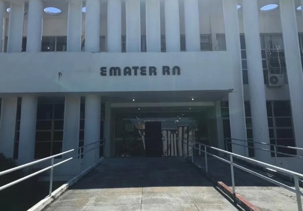 CAOS NA EMATER: DEPUTADO TOMBA FARIAS DENUNCIA CALOTE DO GOVERNO FÁTIMA BEZERRA NO PROGRAMA DO LEITE E GARANTIA SAFRA