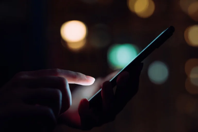 WHATSAPP DEIXARÁ DE FUNCIONAR EM IPHONES COM IOS ANTERIOR AO 15.1; ENTENDA