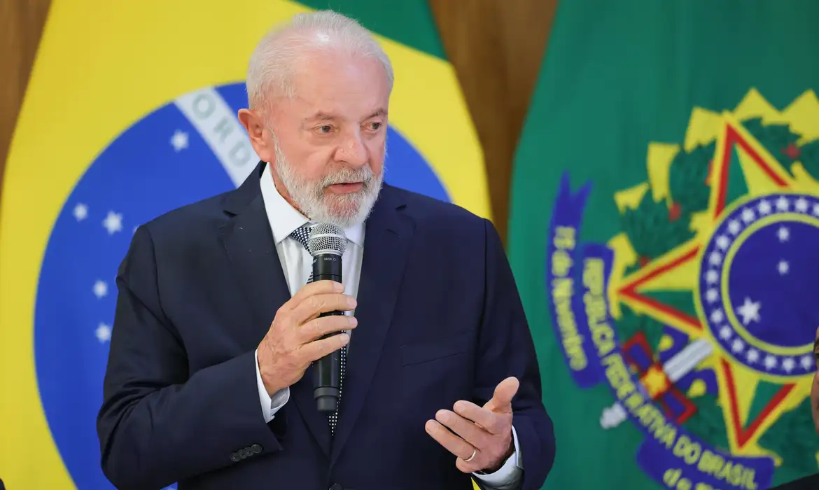 “NÃO ADIANTA PEDIR ANISTIA ANTES DO JULGAMENTO”, DIZ LULA NO JAPÃO