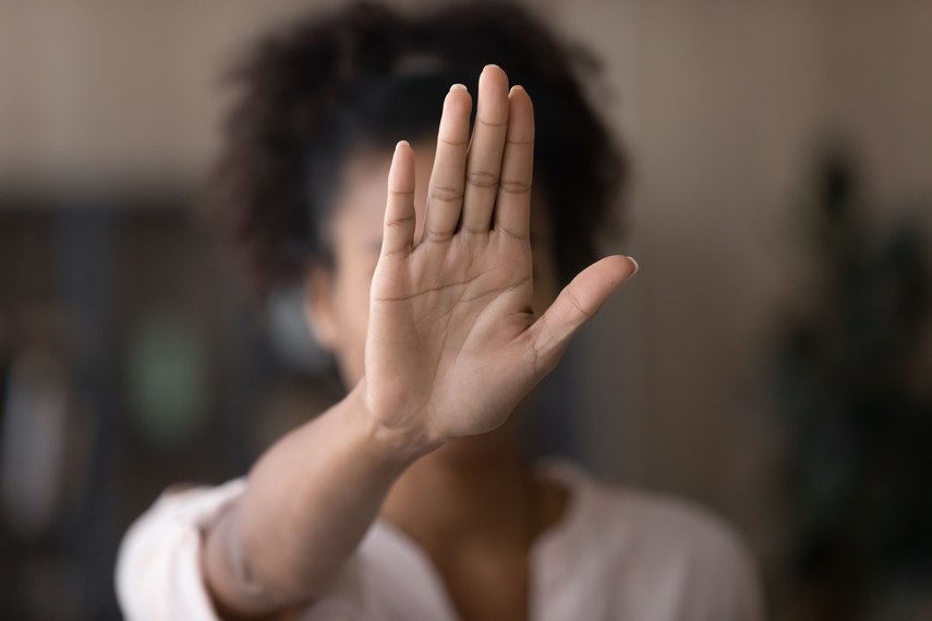 3 EM CADA 10 MULHERES VÍTIMAS DE ATAQUES COM ARMAS DE FOGO JÁ HAVIAM DENUNCIADO AGRESSÕES