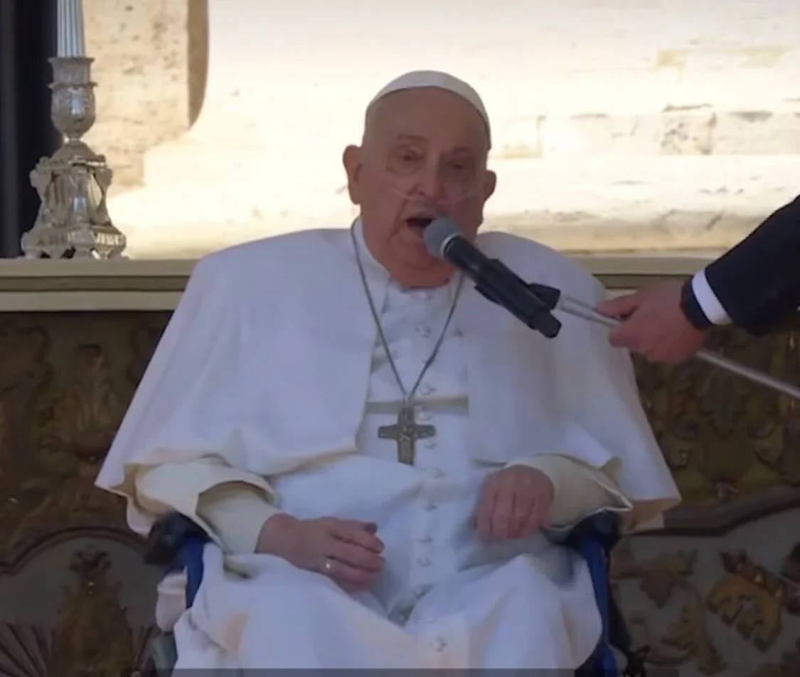 PAPA FRANCISCO FAZ PRIMEIRA APARIÇÃO PÚBLICA EM CELEBRAÇÃO NO VATICANO APÓS INTERNAÇÃO