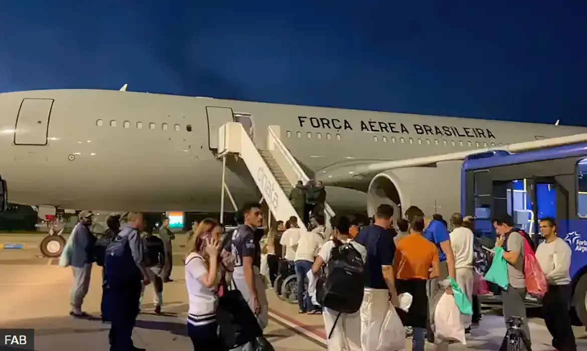 AVIÃO COM 96 BRASILEIROS  DEPORTADOS DOS EUA CHEGA AO BRASIL
