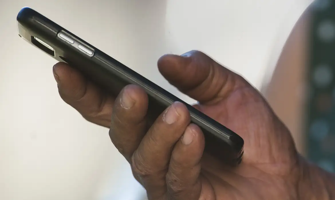 ANATEL: NOVE EM CADA DEZ BRASILEIROS TÊM ACESSO À TELEFONE CELULAR