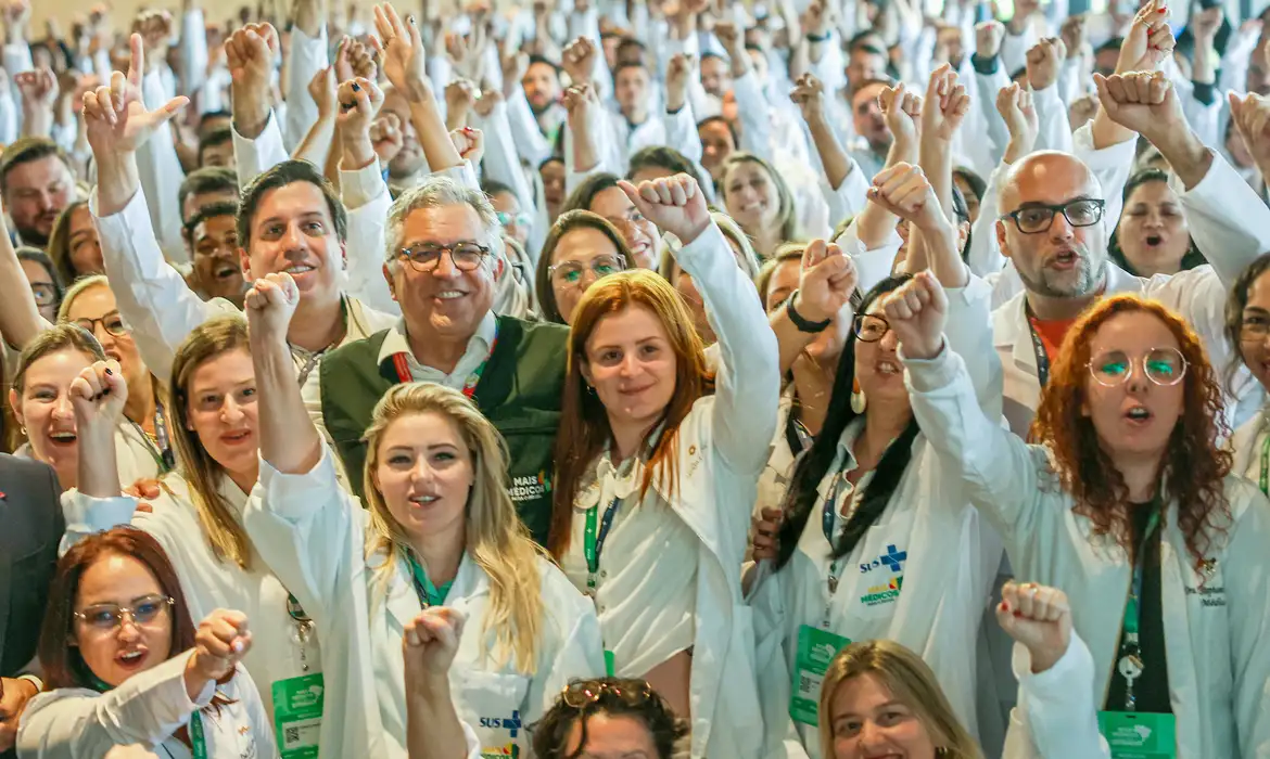 MAIS MÉDICOS: 407 PROFISSIONAIS COMEÇAM A ATUAR EM 22 ESTADOS