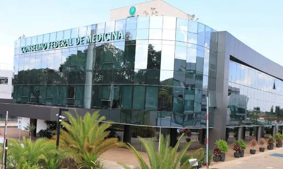 ENTIDADES CRITICAM CFM APÓS VETO A TERAPIAS PARA JOVENS TRANS