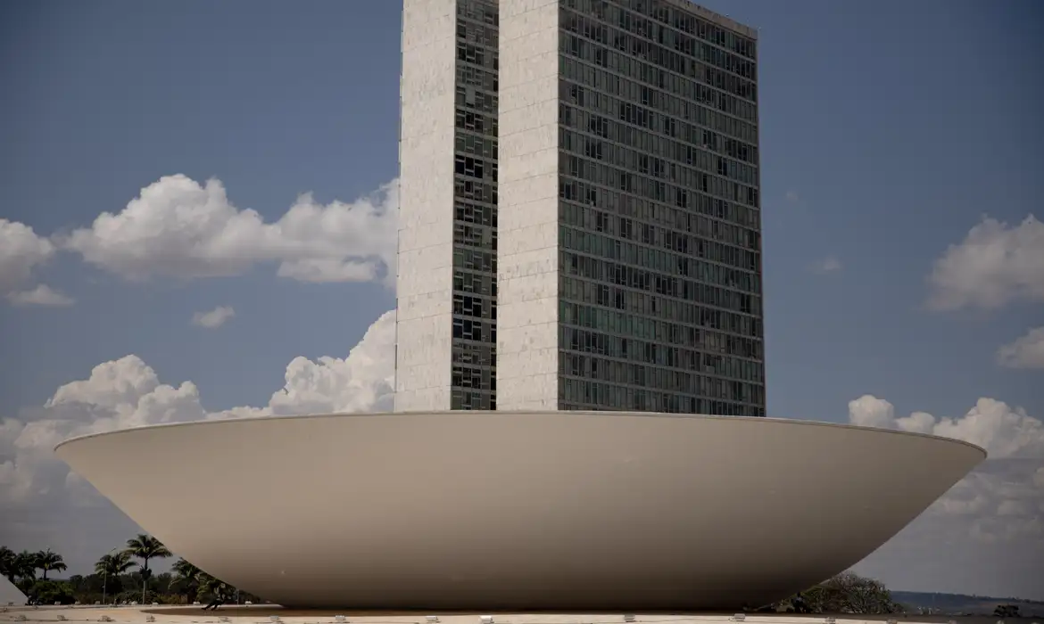 CÂMARA DOS DEPUTADOS APROVA PROJETO QUE DESTINA MULTAS DE TRÂNSITO PARA CUSTEAR CNH
