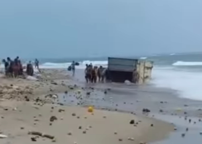 [VÍDEO] CONTÊINER CHEIO DE FRUTAS  APARECE BOIANDO EM PRAIA DO RN