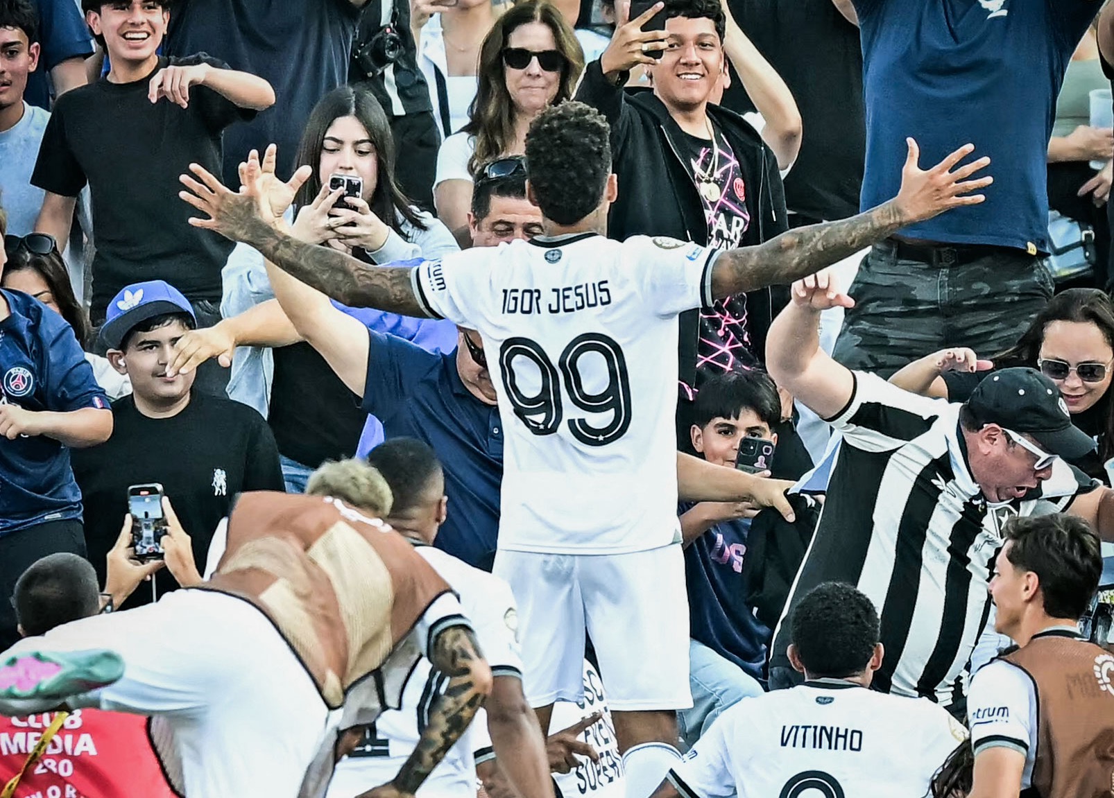 BOTAFOGO FAZ HISTÓRIA, VENCE O PSG E SE APROXIMA DE CLASSIFICAÇÃO NA COPA DE CLEUBES