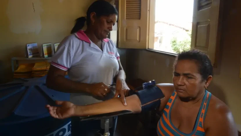 UM TERÇO DOS MÉDICOS DEIXOU ATENÇÃO PRIMÁRIA À SAÚDE ENTRE 2022 E 2024