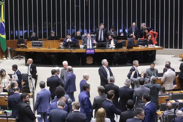 CÂMARA APROVA PROJETO QUE SUSPENDE AUMENTO DO IOF