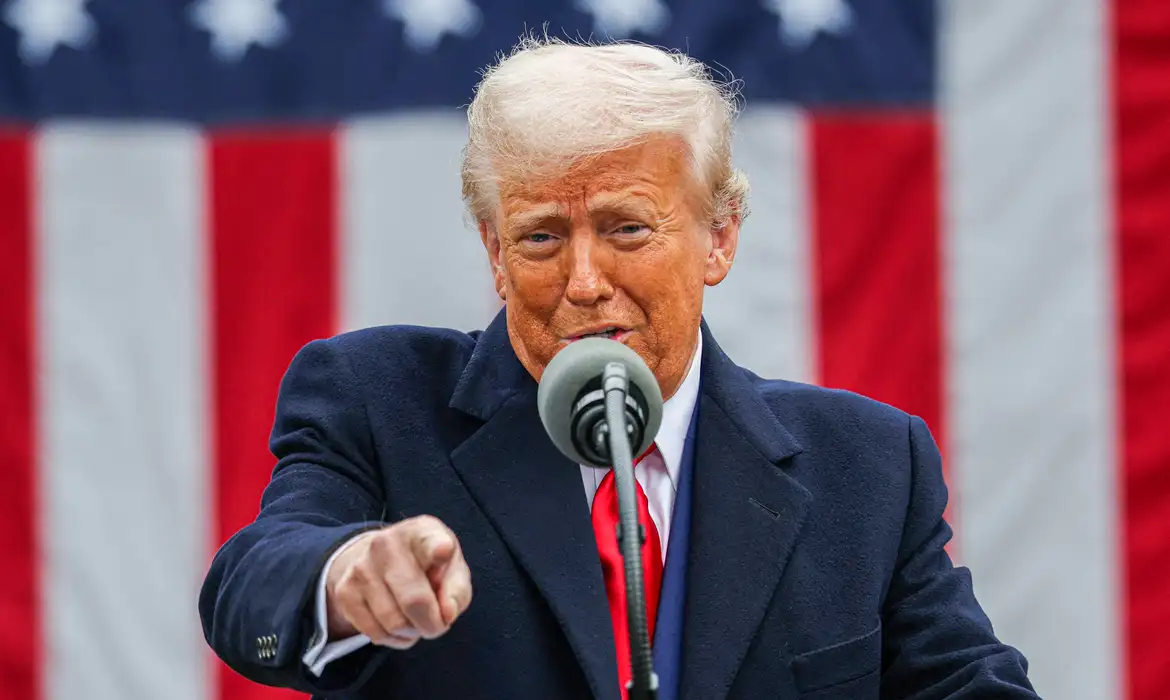 TRUMP AMEAÇA PAÍSES QUE SE ALINHAREM AO BRICS COM TARIFA DE 10%