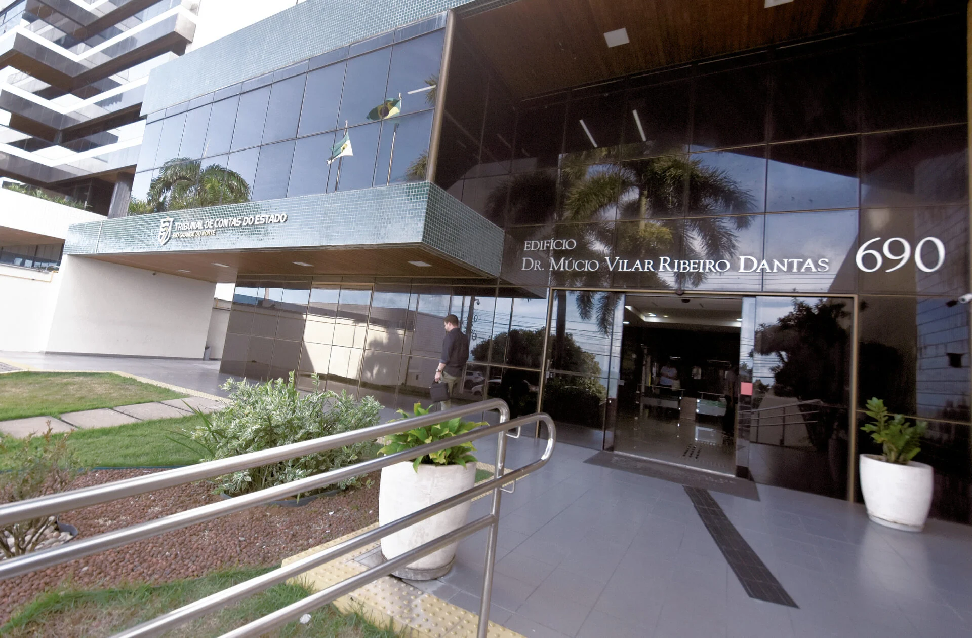 SAÚDE E EDUCAÇÃO SÃO ÁREAS COM MAIS ACÚMULOS ILEGAIS DE CARGOS, AFIRMA TCE-RN
